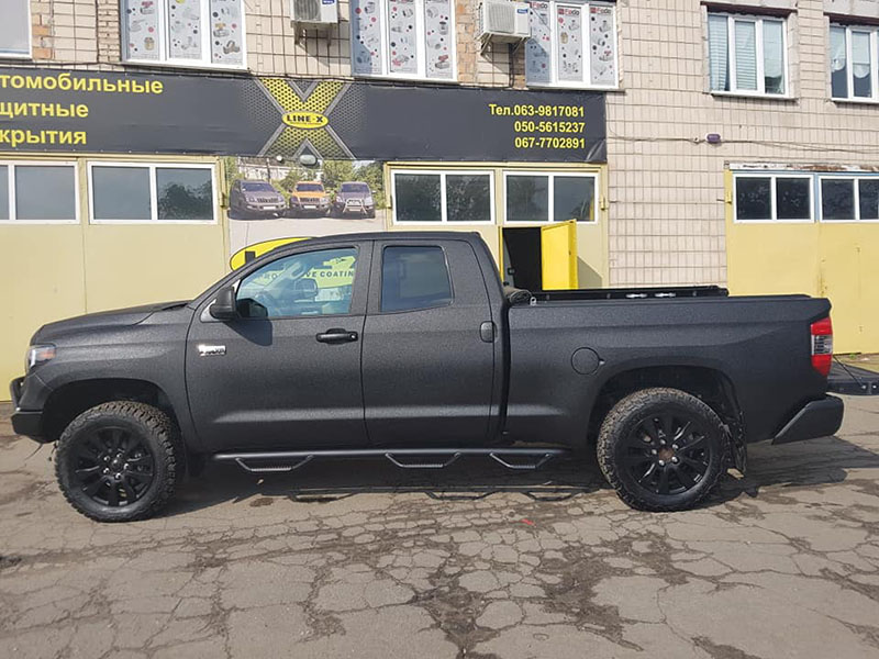 Защита кузова пикапа Toyota Tundra полимерным покрытием Line-X черного цвета, от механических повреждений и коррозии