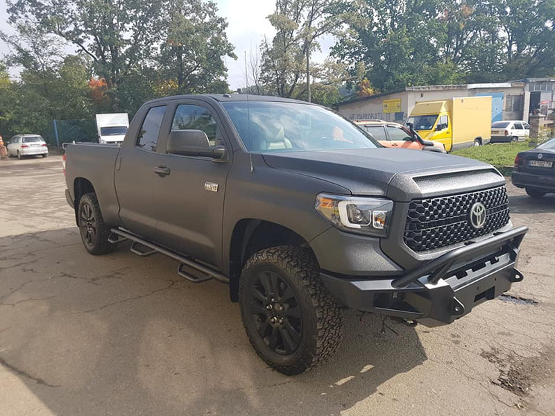 Защита кузова пикапа Toyota Tundra полимерным покрытием Line-X черного цвета, от механических повреждений и коррозии