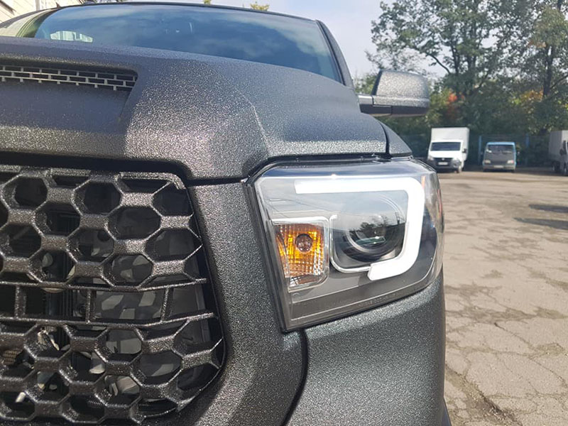 Защита кузова пикапа Toyota Tundra полимерным покрытием Line-X черного цвета, от механических повреждений и коррозии