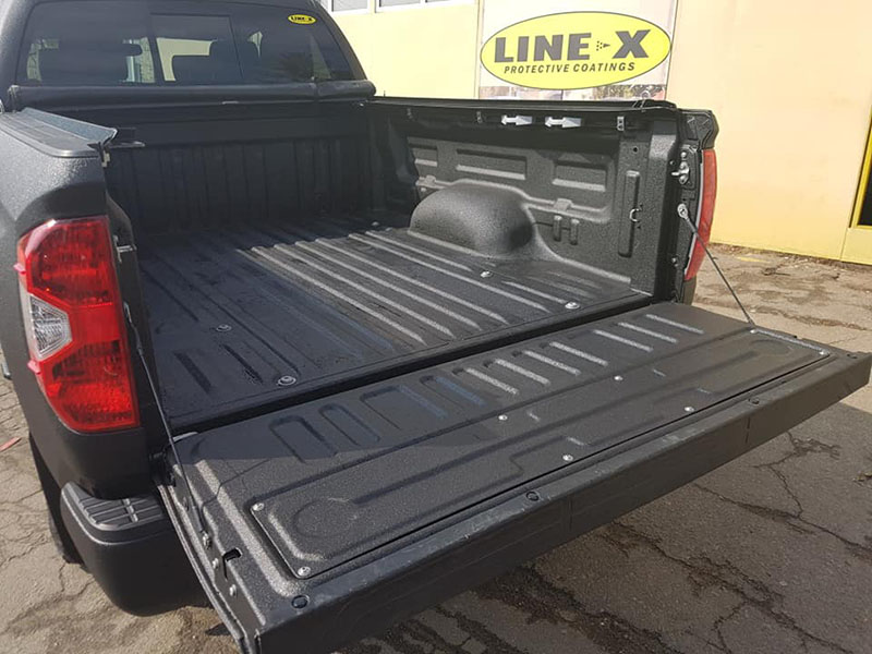 Защита кузова пикапа Toyota Tundra полимерным покрытием Line-X черного цвета, от механических повреждений и коррозии