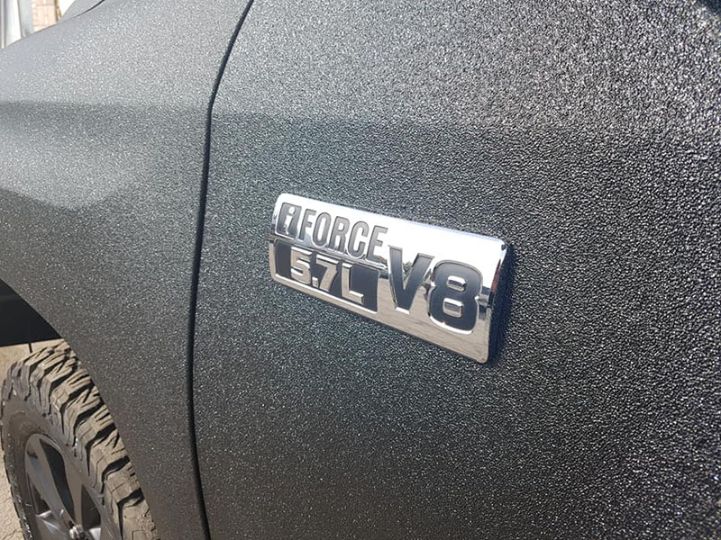 Защита кузова пикапа Toyota Tundra полимерным покрытием Line-X черного цвета, от механических повреждений и коррозии