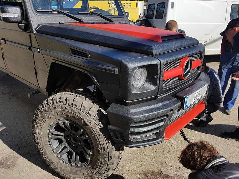 Защита уникального трехосного монстра Mersedes G Mansory 6x6 полимерным покрытием Line-X от механических повреждений и коррозии.