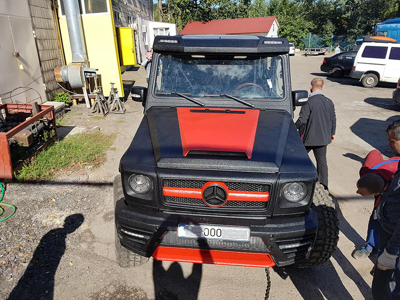 Защита уникального трехосного монстра Mersedes G Mansory 6x6 полимерным покрытием Line-X от механических повреждений и коррозии.