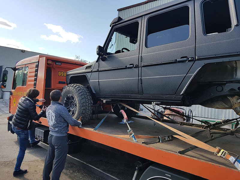 Защита уникального трехосного монстра Mersedes G Mansory 6x6 полимерным покрытием Line-X от механических повреждений и коррозии.