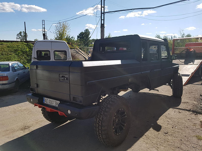 Защита уникального трехосного монстра Mersedes G Mansory 6x6 полимерным покрытием Line-X от механических повреждений и коррозии.