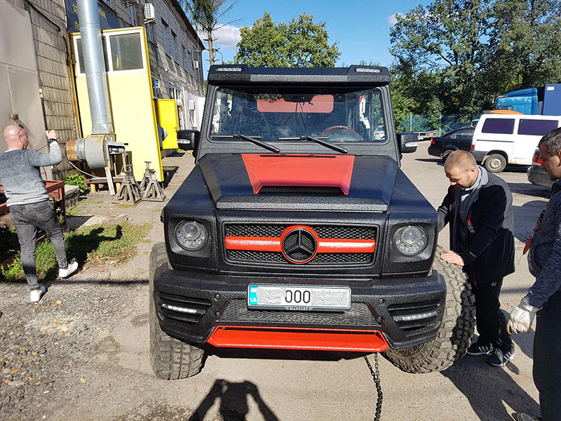 Защита уникального трехосного монстра Mersedes G Mansory 6x6 полимерным покрытием Line-X от механических повреждений и коррозии.