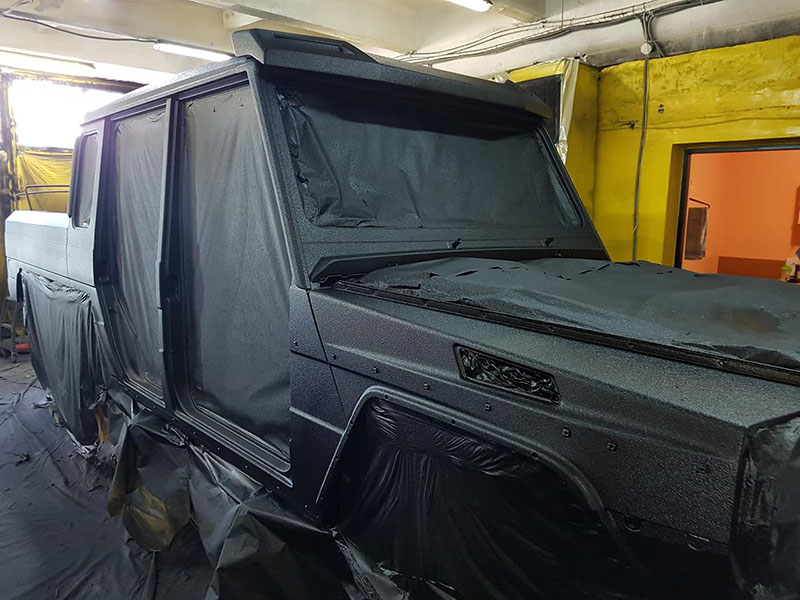 Белоснежное защитное покрытие Line-X обволакивает кузов кроссовера Mercedes-Benz ML как первый снег!