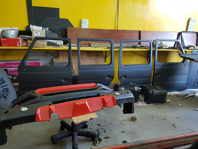 Защита уникального трехосного монстра Mersedes G Mansory 6x6 полимерным покрытием Line-X от механических повреждений и коррозии.