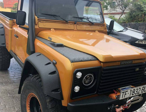 Близнецы братья Land Rover Defender в Line-X