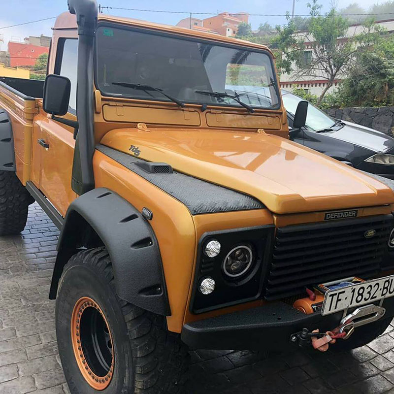 Защитное покрытие Line-X на элементах кузова и багажника пикапов Land Rover Defender