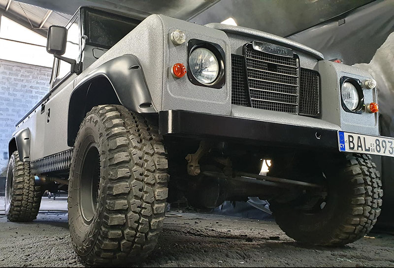 Защитное покрытие Line-X на элементах кузова и багажника пикапов Land Rover Defender