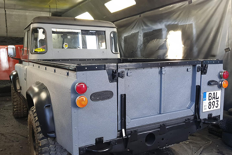 Защитное покрытие Line-X на элементах кузова и багажника пикапов Land Rover Defender