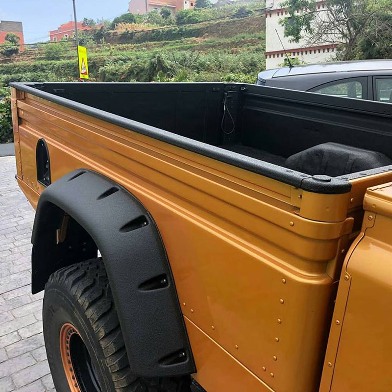 Защитное покрытие Line-X на элементах кузова и багажника пикапов Land Rover Defender