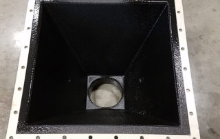 Защита полимерным покрытием Line-X от повреждения абразивом воронки элеватора для просеивания песка