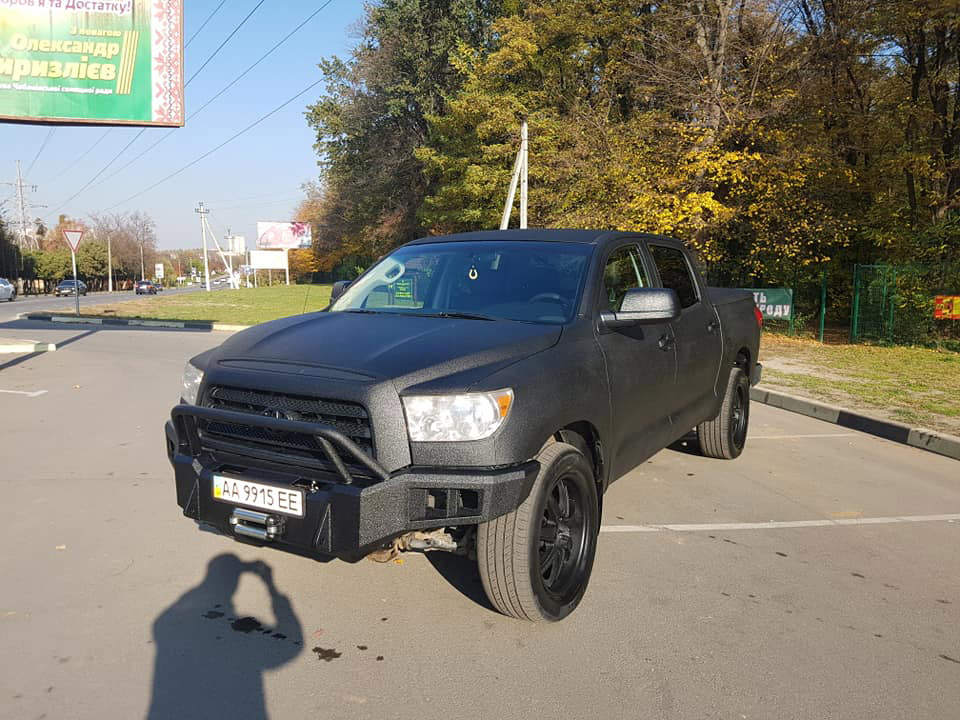 Защита кузова, багажника и силового бампера пикапа Toyota Tundra полимерным покрытием Line-X.