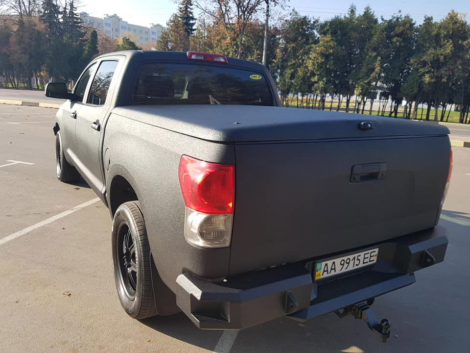 Защита кузова, багажника и силового бампера пикапа Toyota Tundra полимерным покрытием Line-X.