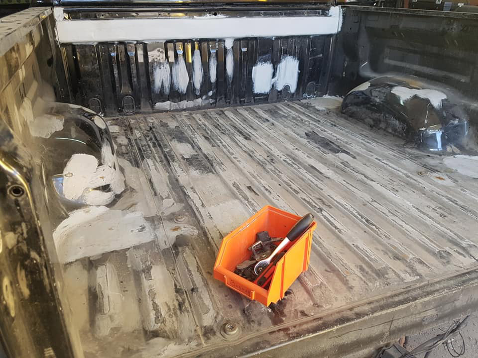 Защита кузова, багажника и силового бампера пикапа Toyota Tundra полимерным покрытием Line-X.