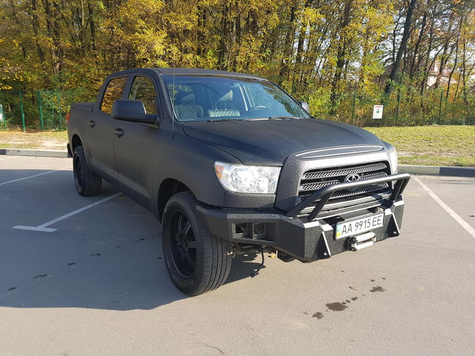 Защита кузова, багажника и силового бампера пикапа Toyota Tundra полимерным покрытием Line-X.