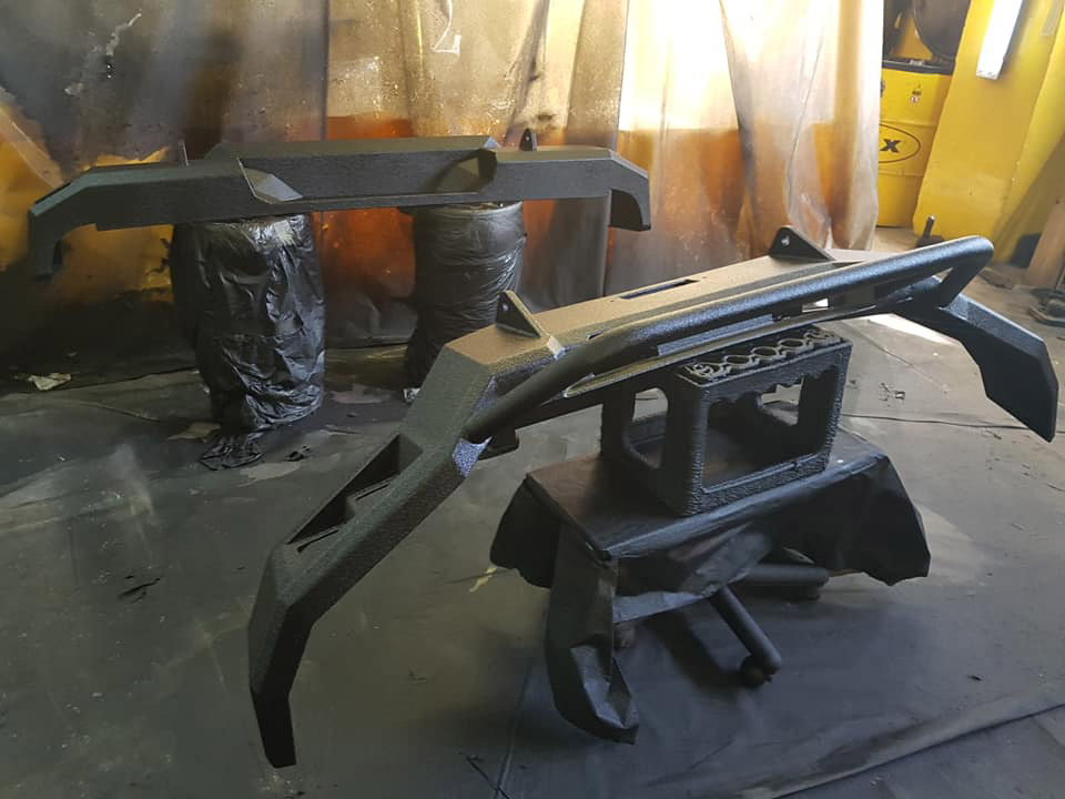 Защита кузова, багажника и силового бампера пикапа Toyota Tundra полимерным покрытием Line-X.