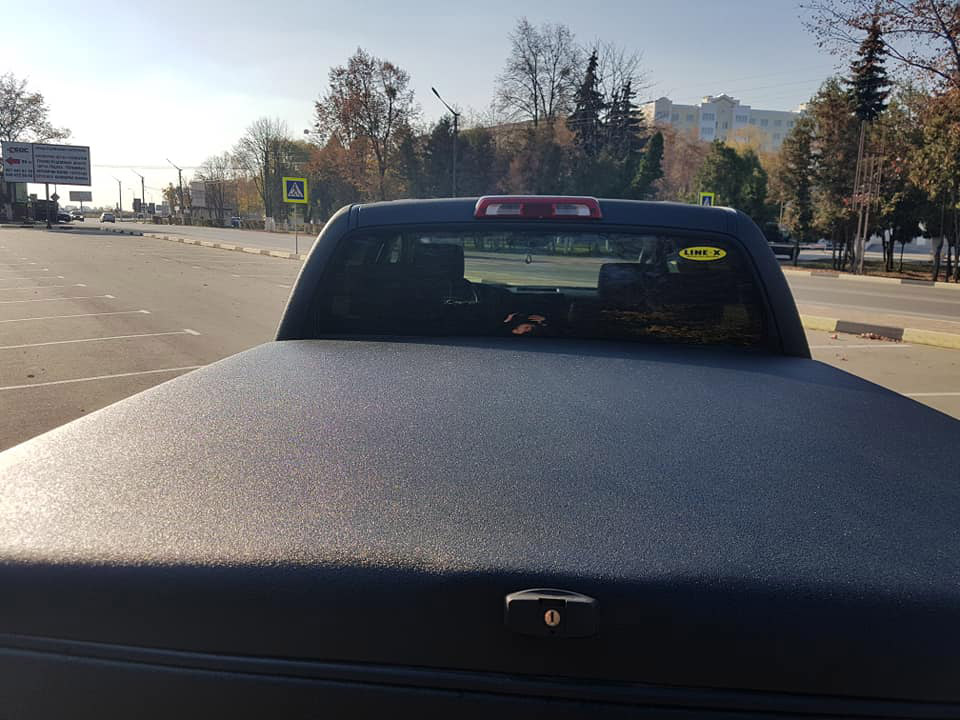 Защита кузова, багажника и силового бампера пикапа Toyota Tundra полимерным покрытием Line-X.