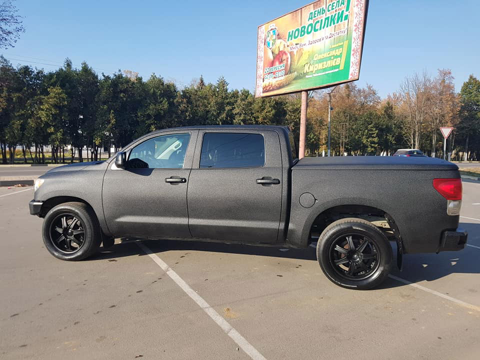 Защита кузова, багажника и силового бампера пикапа Toyota Tundra полимерным покрытием Line-X.