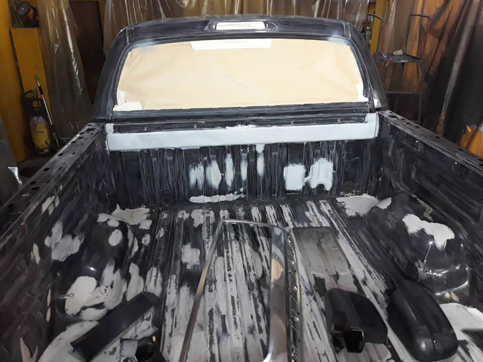 Защита кузова, багажника и силового бампера пикапа Toyota Tundra полимерным покрытием Line-X.