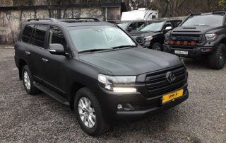Из глянцевого в матовый: наносим защитное покрытие Line-X на внедорожник Toyota Land Cruiser