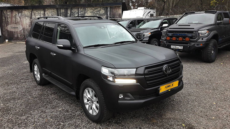 Из глянцевого в матовый: наносим защитное покрытие Line-X на внедорожник Toyota Land Cruiser