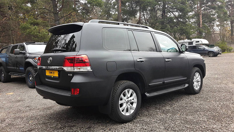 Из глянцевого в матовый: наносим защитное покрытие Line-X на внедорожник Toyota Land Cruiser