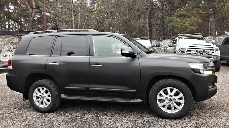 Из глянцевого в матовый: наносим защитное покрытие Line-X на внедорожник Toyota Land Cruiser