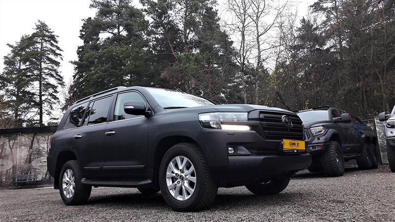 Из глянцевого в матовый: наносим защитное покрытие Line-X на внедорожник Toyota Land Cruiser