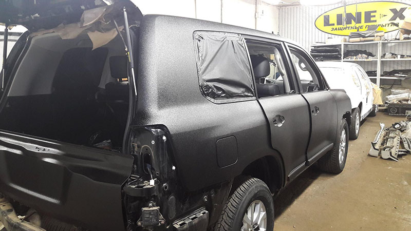 Из глянцевого в матовый: наносим защитное покрытие Line-X на внедорожник Toyota Land Cruiser