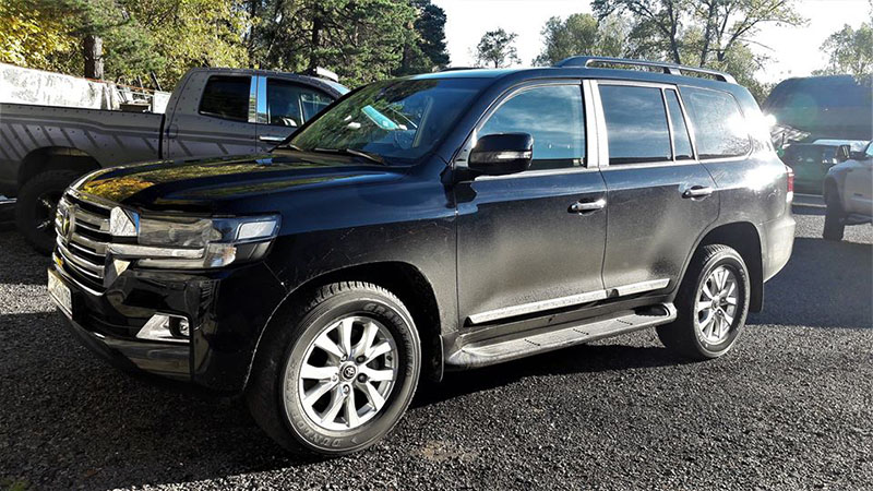 Из глянцевого в матовый: наносим защитное покрытие Line-X на внедорожник Toyota Land Cruiserмммм