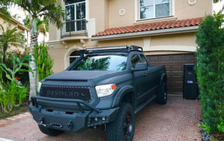 Защита экспедиционного внедорожника Toyota Tundra полимерным покрытием Line-X