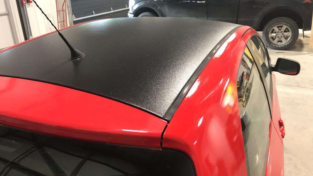 Ремонт крыши Toyota Yaris защитным покрытием Line-X, защита от механических повреждений и коррозии, гидроизоляция