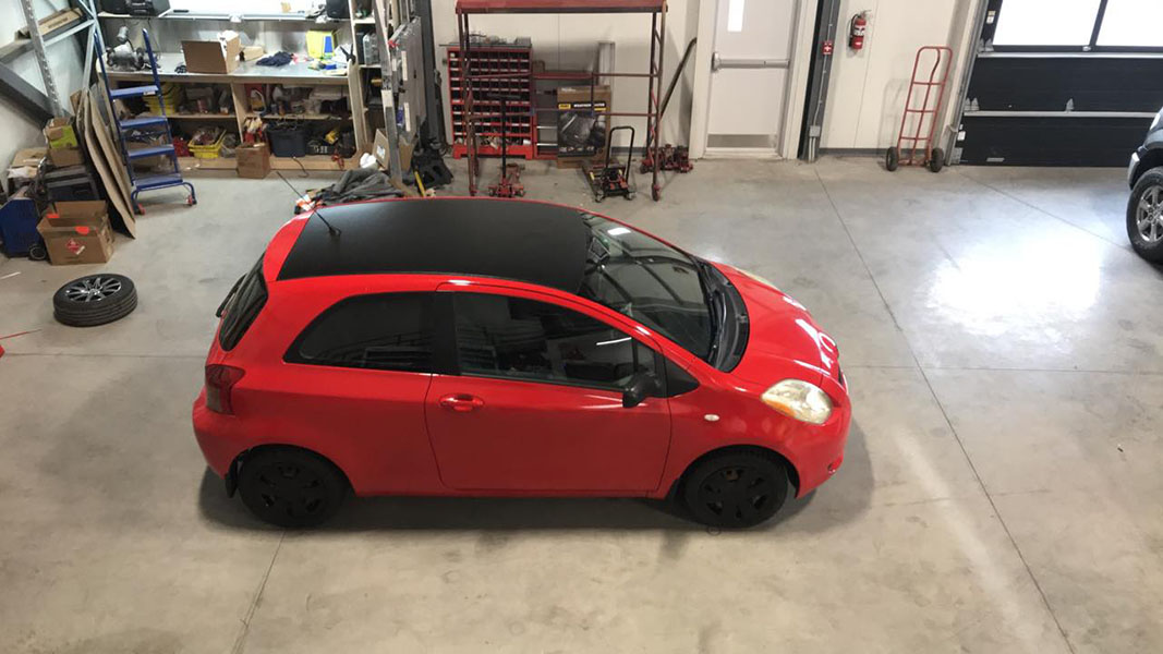 Ремонт крыши Toyota Yaris защитным покрытием Line-X, защита от механических повреждений и коррозии, гидроизоляция