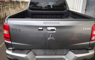 Защитный бедлайнер из полимерного покрытия Line-X для пикапа Mitsubishi L200