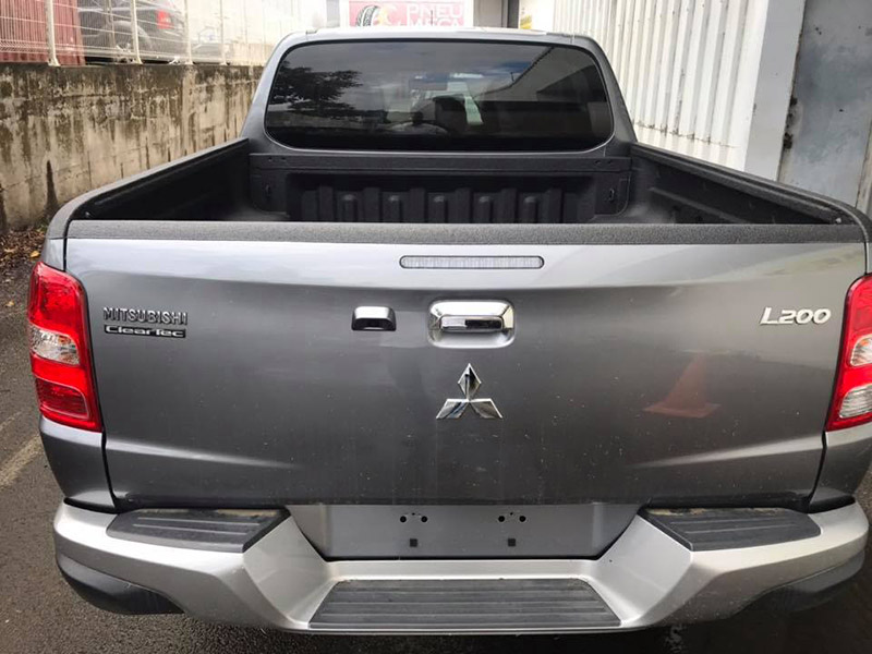 Защитный бедлайнер из полимерного покрытия Line-X для пикапа Mitsubishi L200