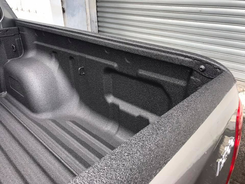 Защитный бедлайнер из полимерного покрытия Line-X для пикапа Mitsubishi L200