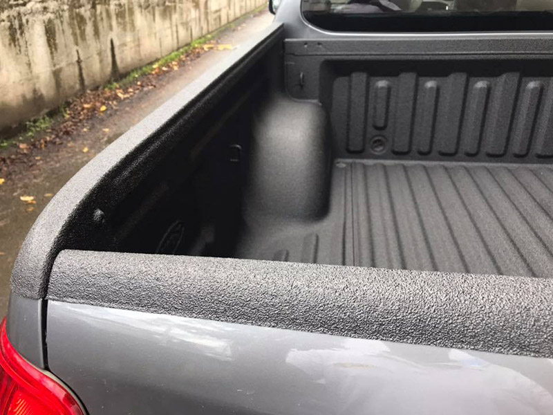 Защитный бедлайнер из полимерного покрытия Line-X для пикапа Mitsubishi L200