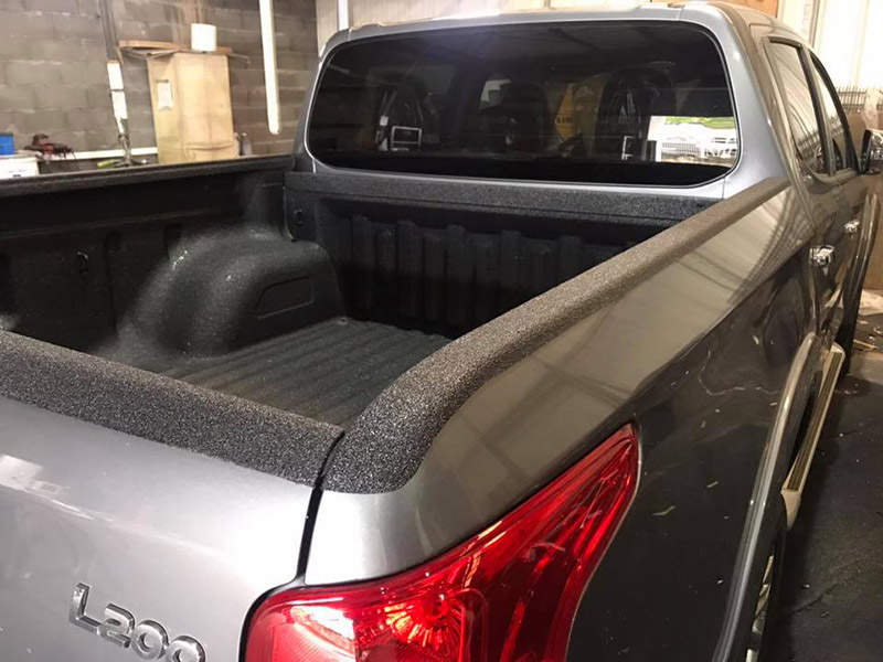 Защитный бедлайнер из полимерного покрытия Line-X для пикапа Mitsubishi L200