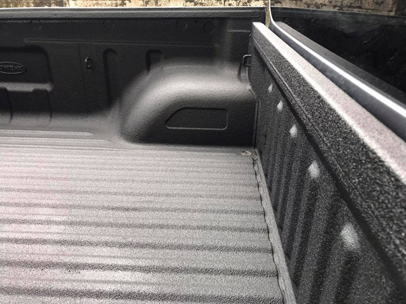 Защитный бедлайнер из полимерного покрытия Line-X для пикапа Mitsubishi L200