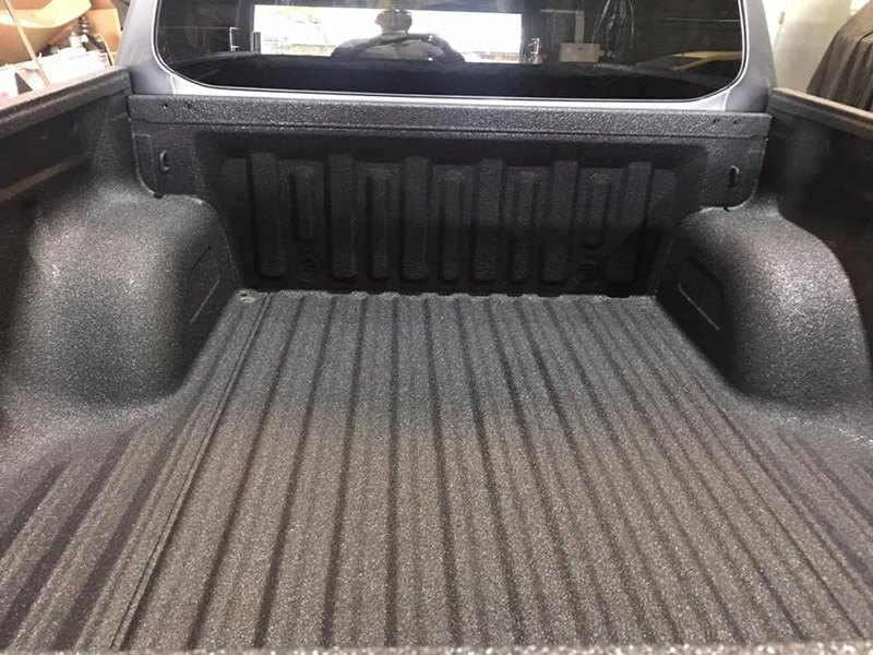 Защитный бедлайнер из полимерного покрытия Line-X для пикапа Mitsubishi L200