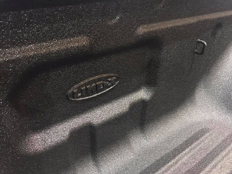 Защитный бедлайнер из полимерного покрытия Line-X для пикапа Mitsubishi L200