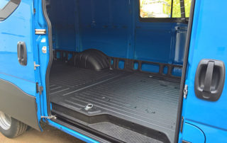 Защита багажного и грузового отделения фургонов и пикапов полимерным покрытием Line-X от механических повреждений и коррозии