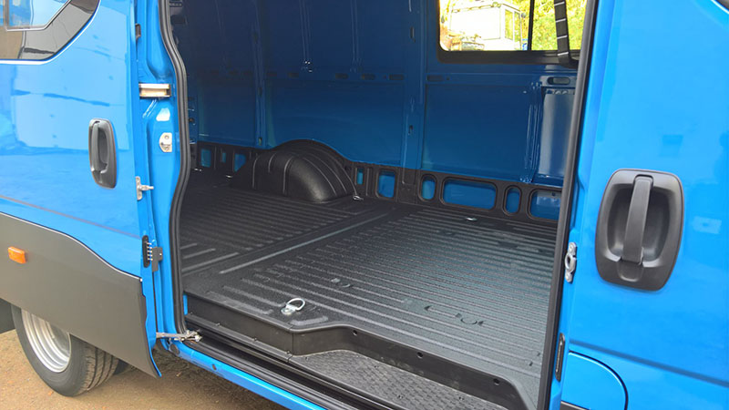 Защита багажного и грузового отделения фургонов и пикапов полимерным покрытием Line-X от механических повреждений и коррозии