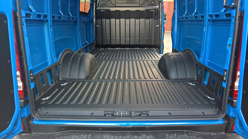 Защита багажного и грузового отделения фургонов и пикапов полимерным покрытием Line-X от механических повреждений и коррозии