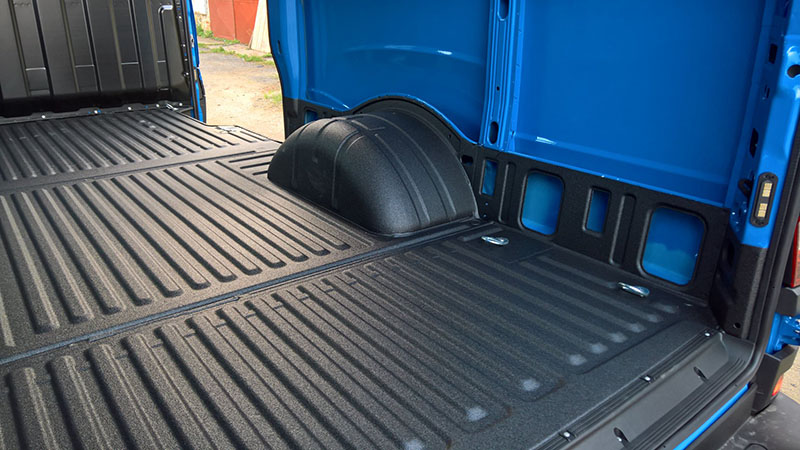 Защита багажного и грузового отделения фургонов и пикапов полимерным покрытием Line-X от механических повреждений и коррозии