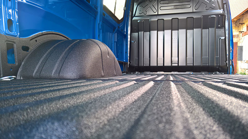 Защита багажного и грузового отделения фургонов и пикапов полимерным покрытием Line-X от механических повреждений и коррозии