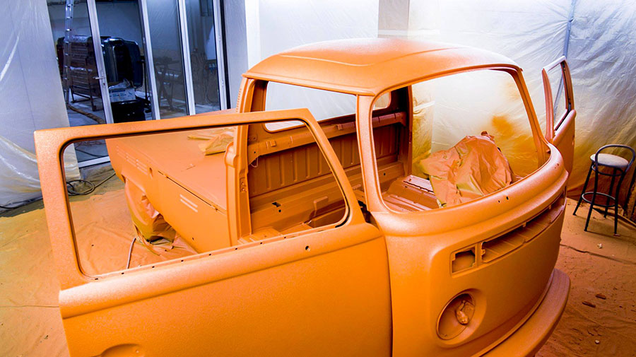 Тюнингованный минивэн Volkswagen T2 в защитном покрытие Line-X